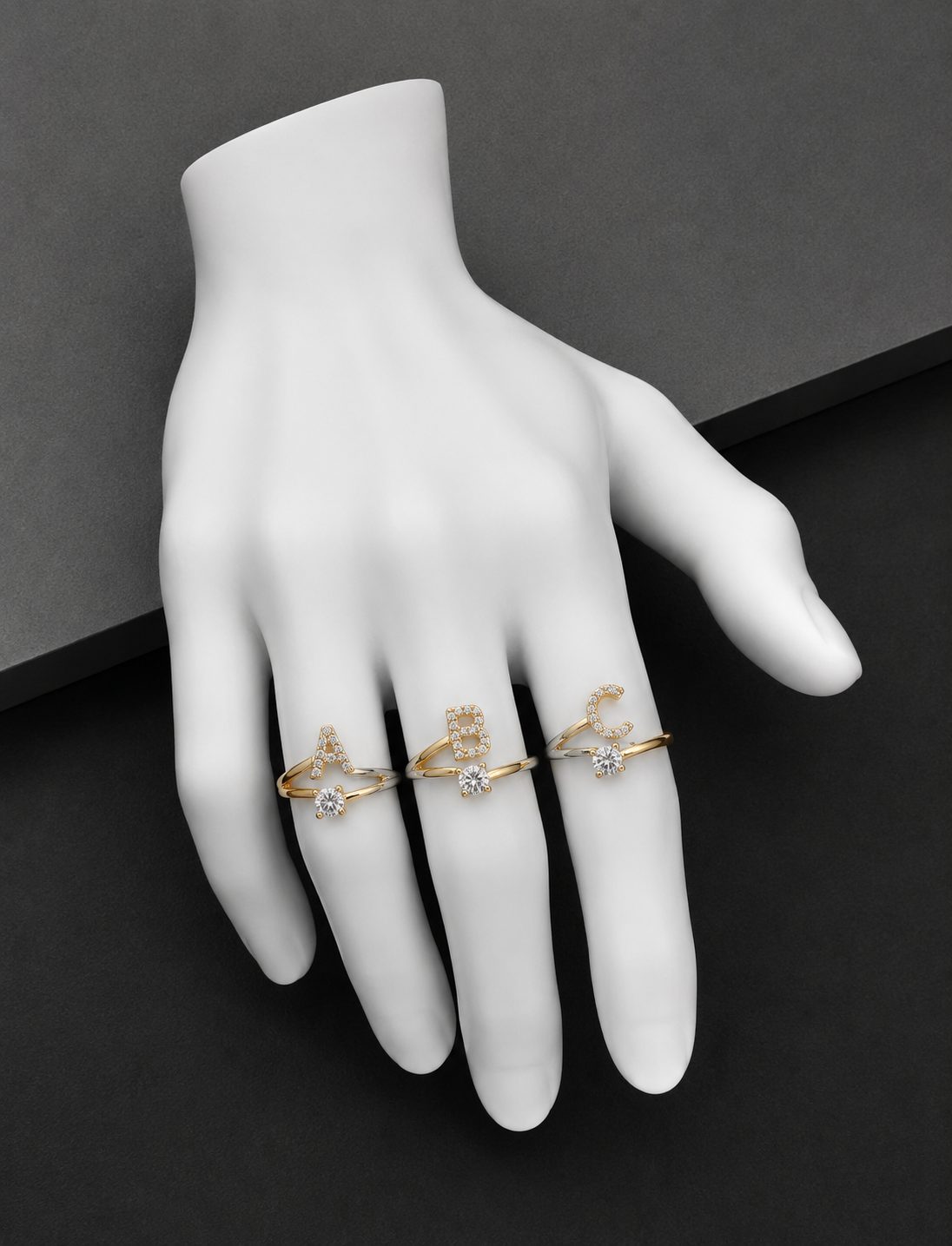 Anel Bijoux Premium Dourado Cravejado Inicial Ponto de Luz 002